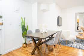 Lägenhet att hyra för $4,308 i månaden i New York City, E 49th St