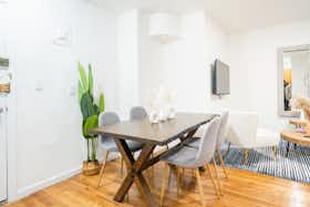 Appartement à louer pour $2,513/mois à New York City, E 49th St