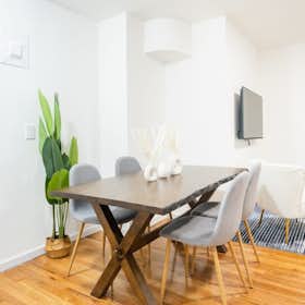 Appartamento in affitto a $4,980 al mese a New York City, E 49th St