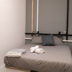 Apartment for rent for €1,800 per month in Barcelona, Carrer de Bertrellans