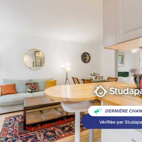 Apartment for rent for €2,550 per month in Paris, Rue de la Fédération