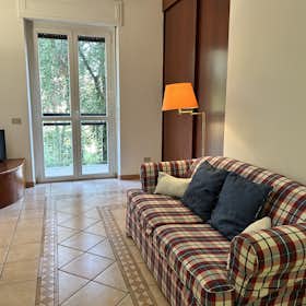 Appartement te huur voor € 2.100 per maand in Milan, Via Piero Martinetti