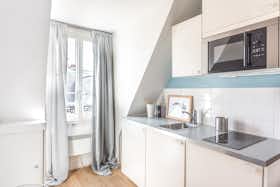 单间公寓 正在以 €1,250 的月租出租，其位于 Paris, Rue de Grenelle