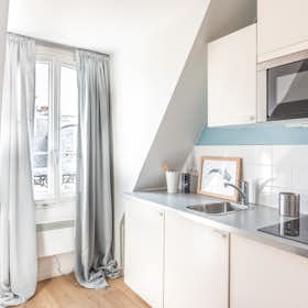 Studio for rent for €1,350 per month in Paris, Rue de Grenelle