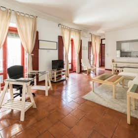 Apartment for rent for €1,890 per month in Madrid, Calle de Coloreros