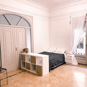 Private room for rent for €820 per month in Barcelona, Carrer de Muntaner