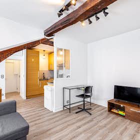 Apartment for rent for €3,799 per month in Paris, Rue Montorgueil