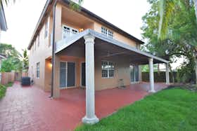 Дом сдается в аренду за $1,995 в месяц в Miami, SW 36th Ter