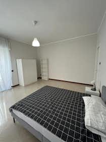 Private room for rent for €470 per month in Bari, Via Brennero