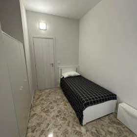 Private room for rent for €400 per month in Bari, Via Brennero
