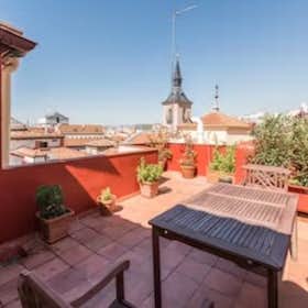 Apartment for rent for €1,890 per month in Madrid, Calle de Coloreros