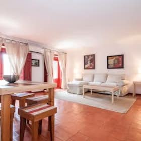Apartment for rent for €2,920 per month in Madrid, Calle de Coloreros
