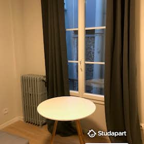 Apartment for rent for €890 per month in Paris, Rue de l'Asile Popincourt