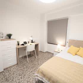Отдельная комната сдается в аренду за 380 € в месяц в Moncada, Carrer d'Alcoi