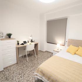 私人房间 正在以 €350 的月租出租，其位于 Moncada, Carrer d'Alcoi