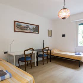 Cameră comună de închiriat pentru 465 EUR pe lună în Milan, Via Lorenteggio