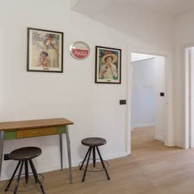 Private room for rent for €645 per month in Milan, Via Lorenteggio