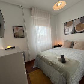 Private room for rent for €530 per month in Bilbao, Ávila kalea