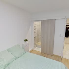 Private room for rent for €690 per month in Paris, Allée Diane de Poitiers