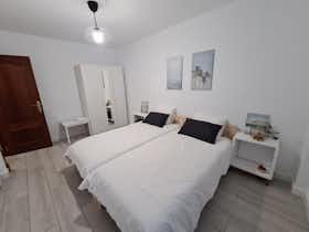 Appartement te huur voor € 1.733 per maand in Gijón, Calle Tineo