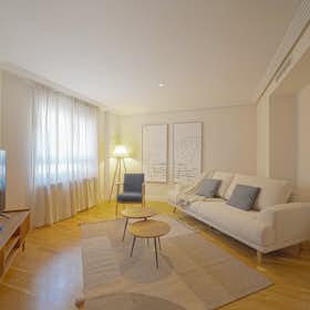 Apartment for rent for €3,456 per month in Madrid, Calle del Doctor Fleming