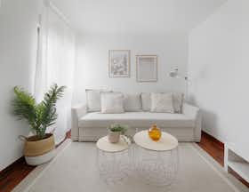Appartement te huur voor € 2.048 per maand in Gijón, Calle Llaranes