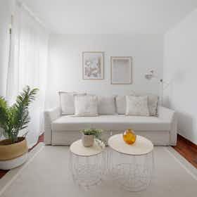 Lägenhet att hyra för 2 048 € i månaden i Gijón, Calle Llaranes