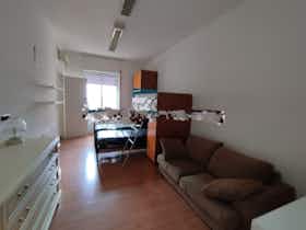 Appartement te huur voor € 1.350 per maand in Caserta, Corso Trieste