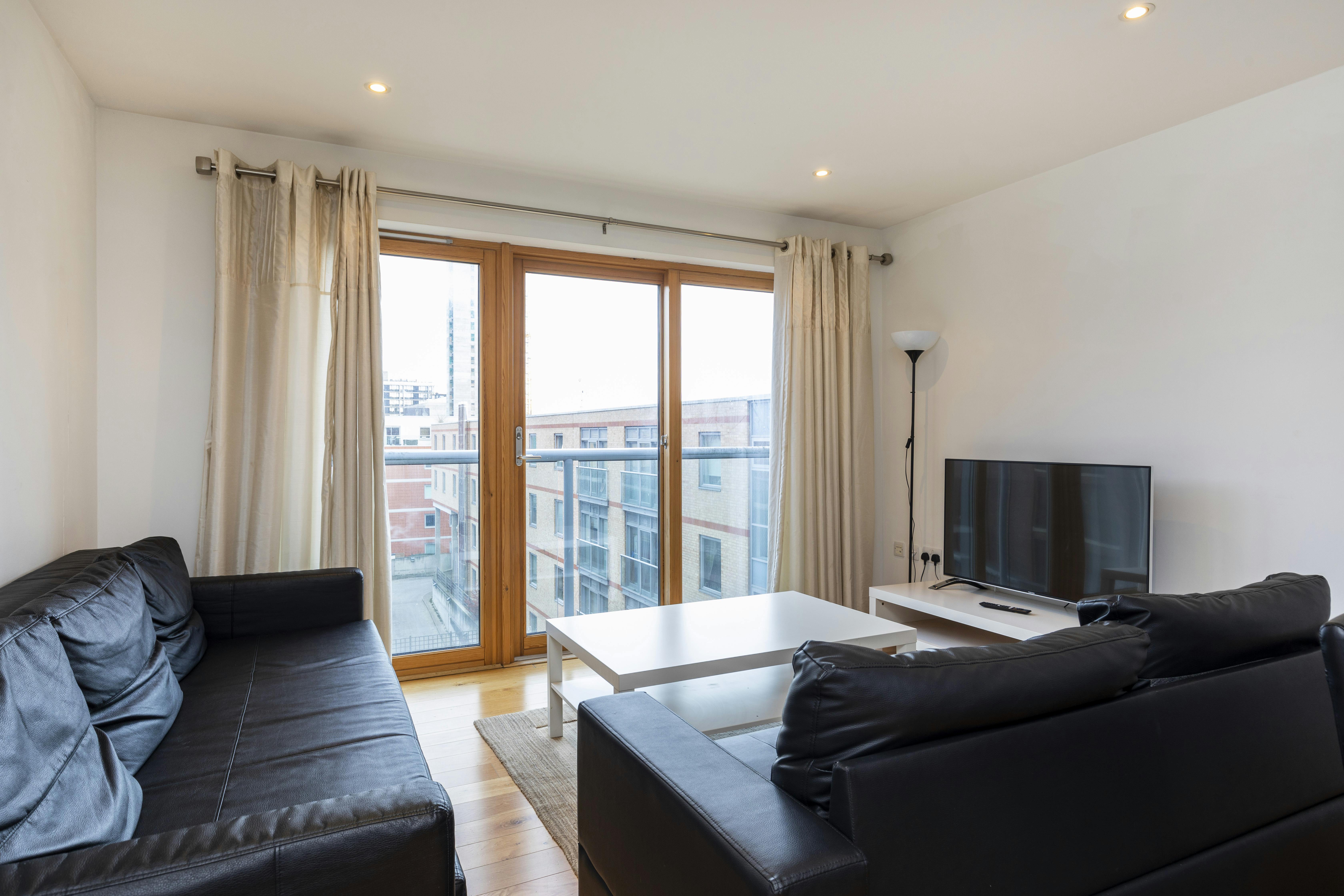 Apartment for rent for £6,500 per month in Croydon, Fairfield Road