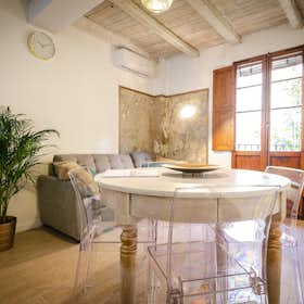 Apartment for rent for €2,600 per month in Bologna, Via Broccaindosso