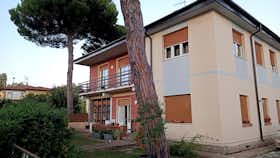 Intero immobile in affitto a 3.000 € al mese a Pisa, Via delle Eriche