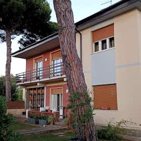Здание сдается в аренду за 3 000 € в месяц в Pisa, Via delle Eriche