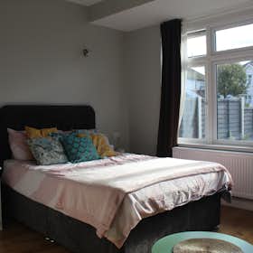 私人房间 正在以 £2,150 的月租出租，其位于 Croydon, Croydon Road