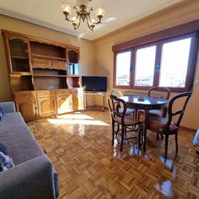 Lägenhet att hyra för 2 048 € i månaden i Gijón, Calle Uría