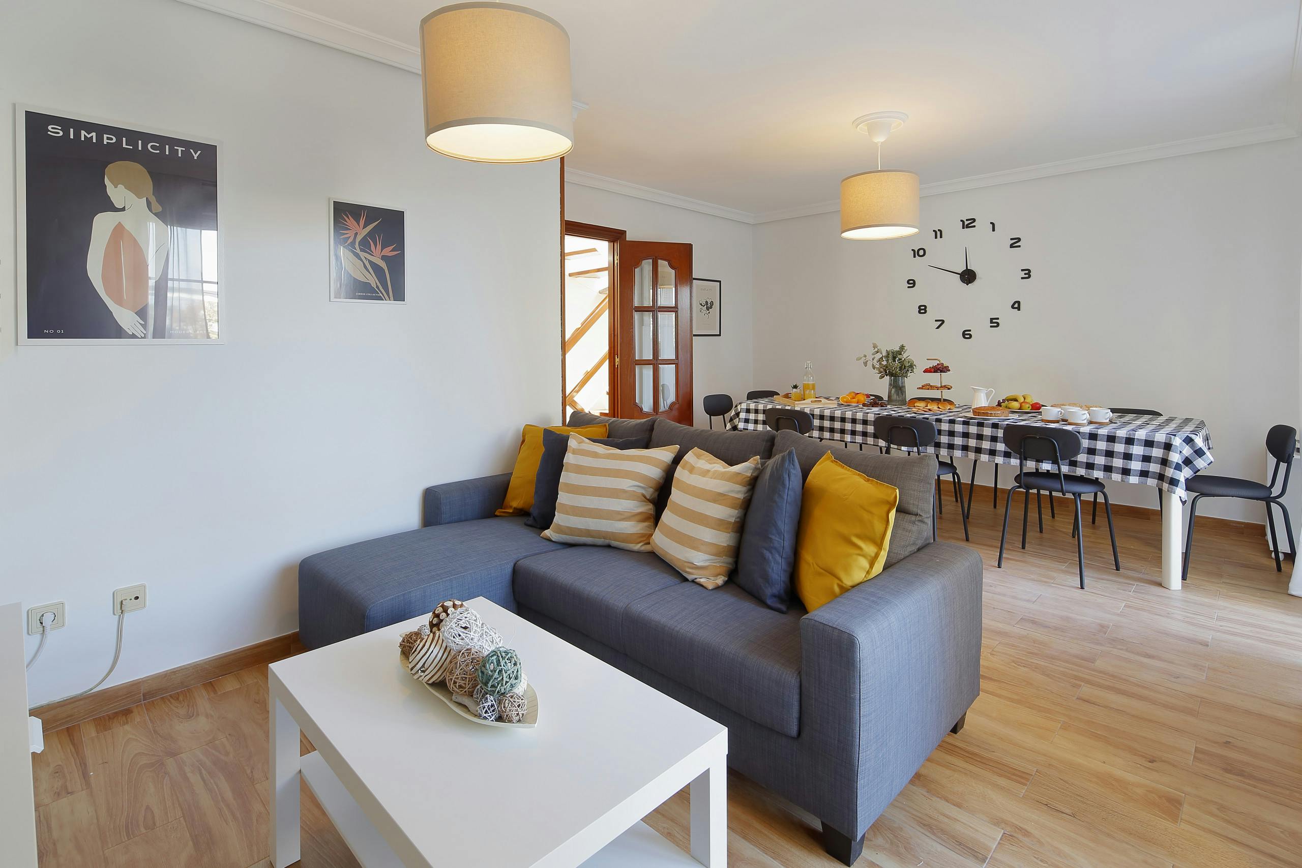 Maison à louer pour 2 048 €/mois à Gijón, Avenida José García Bernardo