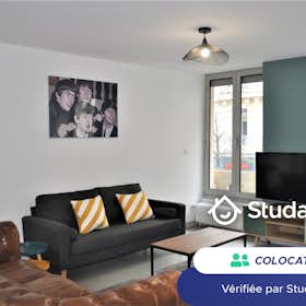 Private room for rent for €395 per month in Saint-Étienne, Rue Charles de Gaulle