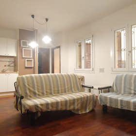 Apartment for rent for €1,650 per month in Bologna, Via San Vitale
