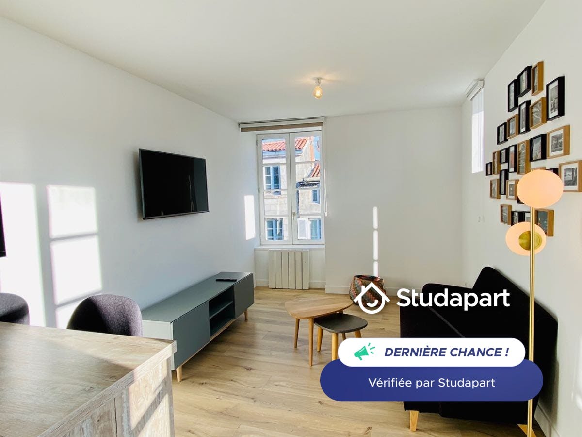 Wohnung zu mieten für 850 € pro Monat in La Rochelle, Rue de la Porte Neuve