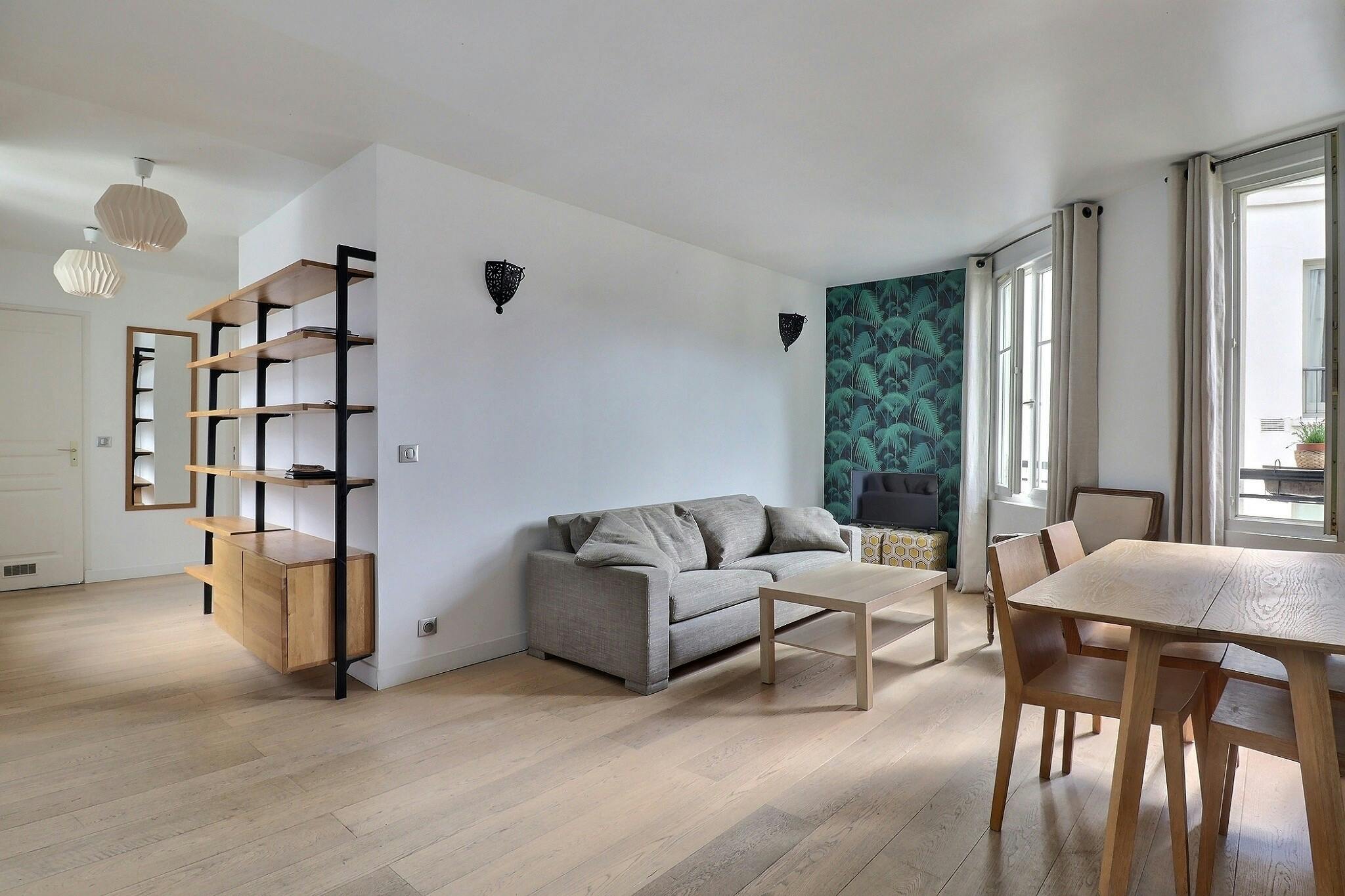 Apartment for rent for €2,420 per month in Paris, Cité du Midi
