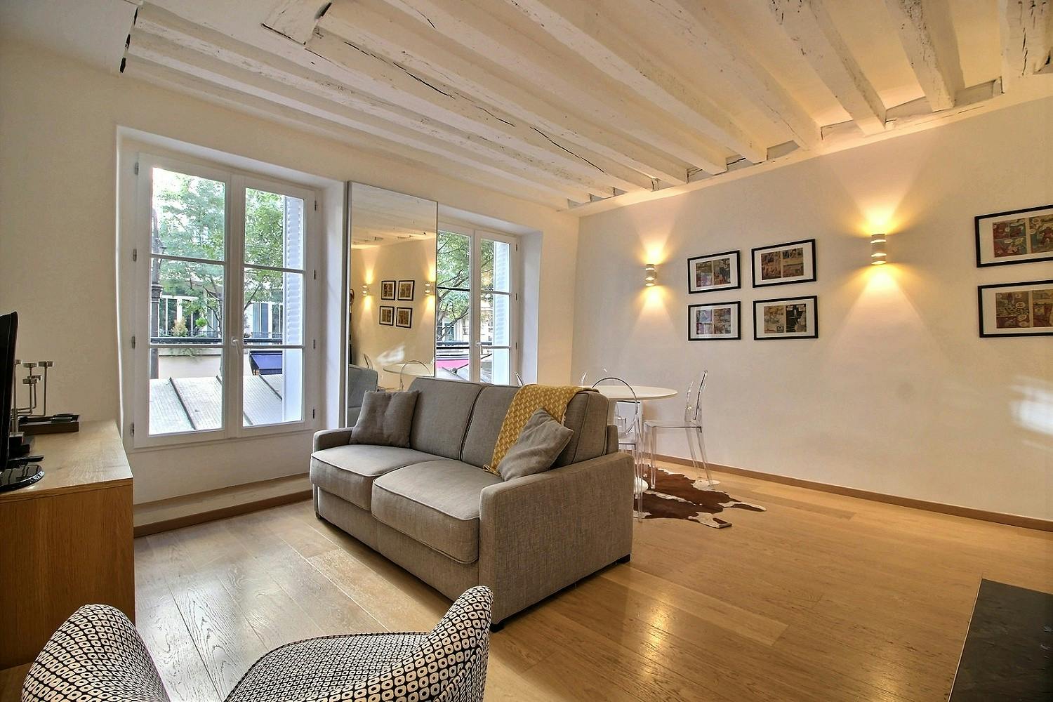 Apartment for rent for €2,178 per month in Paris, Rue de Bretagne