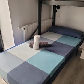 Shared room for rent for €490 per month in Zaragoza, Calle Tarragona