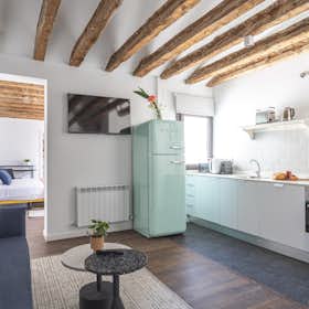 Apartment for rent for €1,300 per month in Madrid, Calle de Calatrava