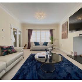 Дом сдается в аренду за 8 125 £ в месяц в Peterborough, Vawser Crescent