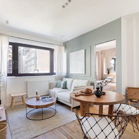 Apartment for rent for €3,511 per month in Paris, Avenue de Versailles
