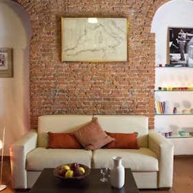 Apartment for rent for €3,000 per month in Milan, Via Gaetano De Castillia