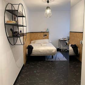 Private room for rent for €1,300 per month in Madrid, Calle de Caracas