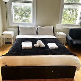Studio for rent for £2,200 per month in London, Philbeach Gardens