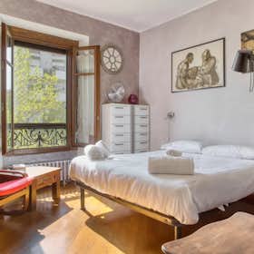 Apartment for rent for €3,000 per month in Milan, Via Cenisio