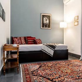 Apartment for rent for €3,000 per month in Milan, Viale Lombardia