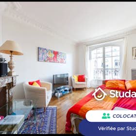 Private room for rent for €1,400 per month in Paris, Boulevard de Grenelle